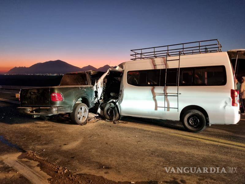 $!La vialidad se vio afectada en ambos sentidos y tuvo que ser cerrada por la Guardia Nacional.