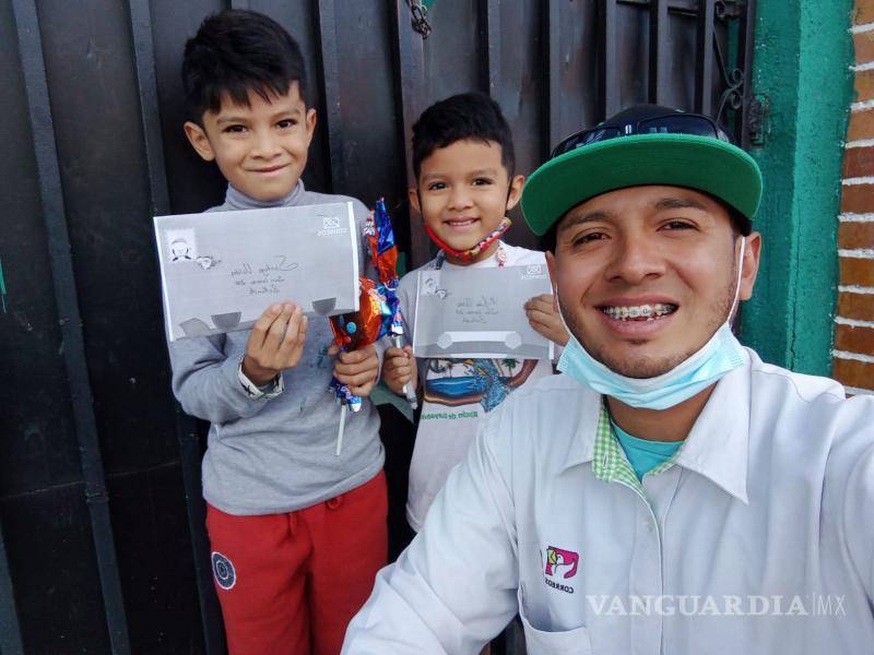 $!El equipo del Servicio Postal Mexicano agradeció a quienes aún inculcan en sus hijos el uso del correo tradicional en medio de una era de mensajería electrónica.