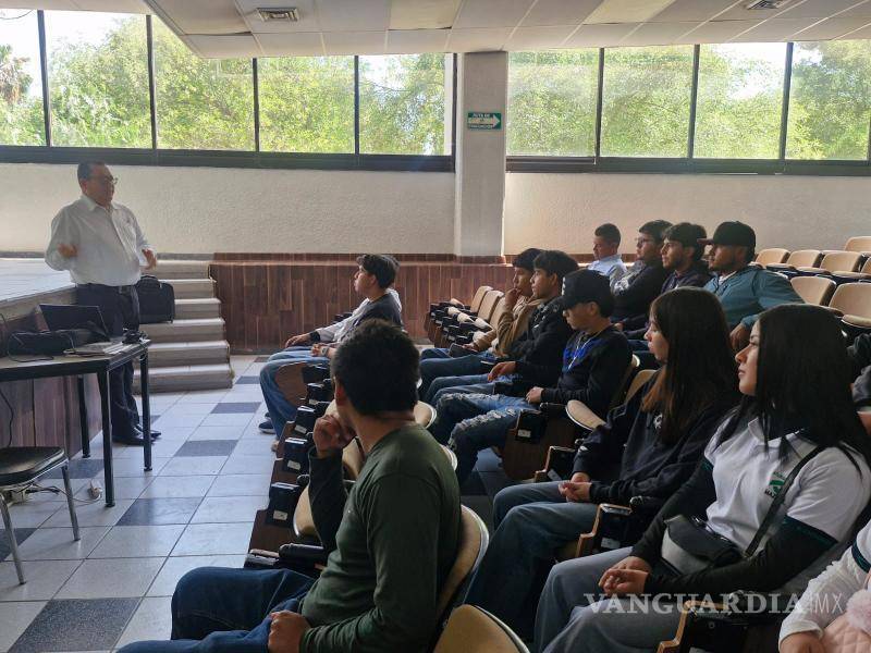 $!El rector Sergio Guadarrama dialogó con los estudiantes y los exhortó a continuar su preparación académica.
