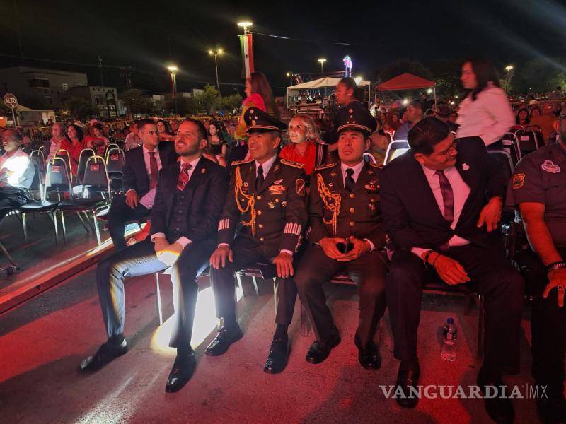 $!Miles de ciudadanos disfrutaron de música, presentaciones culturales y un espectáculo de fuegos artificiales en la noche mexicana.