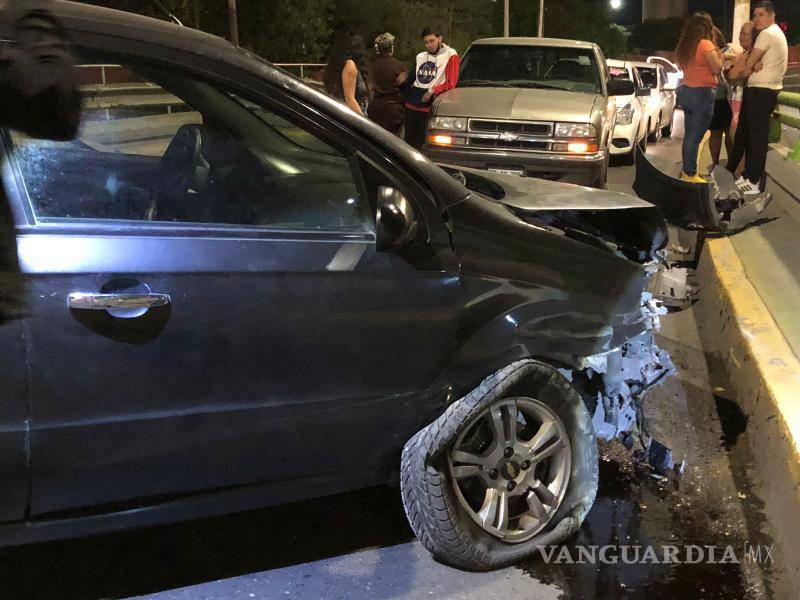 $!El vehículo siniestrado es remolcado por una grúa hacia un depósito, donde permanecerá bajo custodia debido a los daños irreparables sufridos en el accidente.