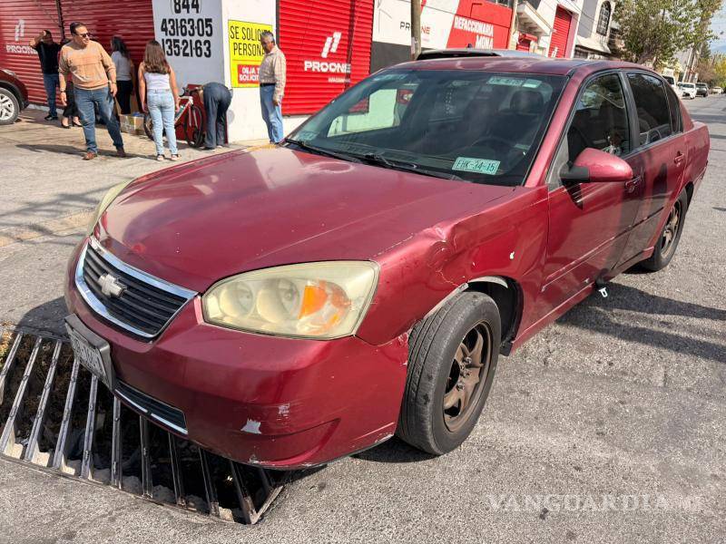 $!La conductora del automóvil Chevrolet Malibú fue sancionada por Tránsito Municipal por no respetar la señal de alto.
