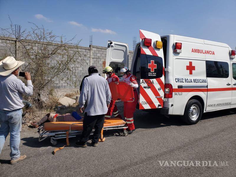 $!Paramédicos de la Cruz Roja atendieron a la mujer lesionada tras la volcadura de la tricimoto en la que viajaba con su esposo en Saltillo.