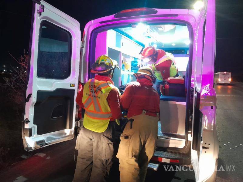 $!La volcadura ocurrió alrededor de las 5:30 horas en el arroyo de Los Cárdenas, en el tramo hacia Los Valdez.