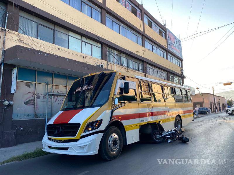 $!Paramédicos de la Cruz Roja atendieron de emergencia al joven motociclista.