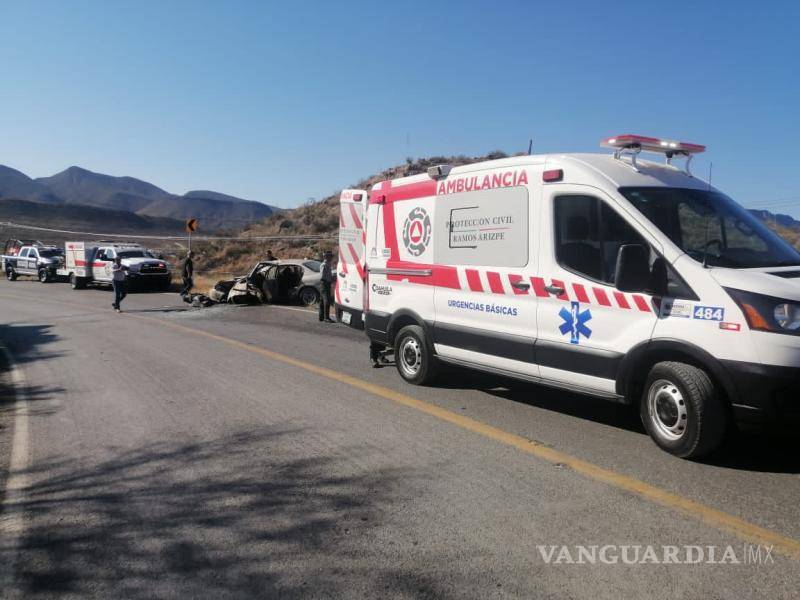 $!Paramédicos trasladan a una de las víctimas a una unidad médica tras ser valorada en la zona del accidente.