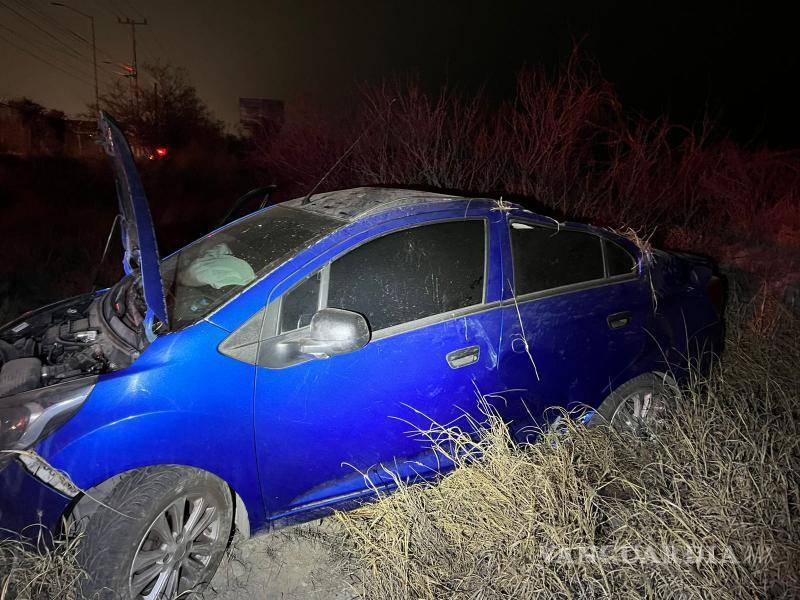 $!A pesar de la magnitud del choque, la pareja que viajaba en el automóvil se negó a ser trasladada a una clínica.