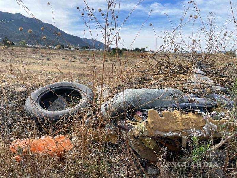 $!Llantas y todo tipo de desechos arrojan los mismos vecinos al predio.