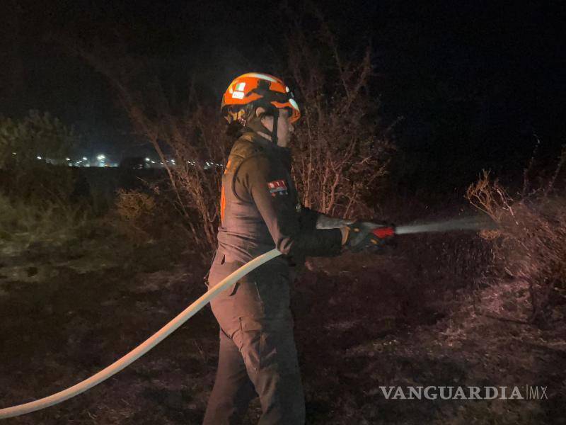 $!Bomberos del estado de Nuevo León contienden incendio