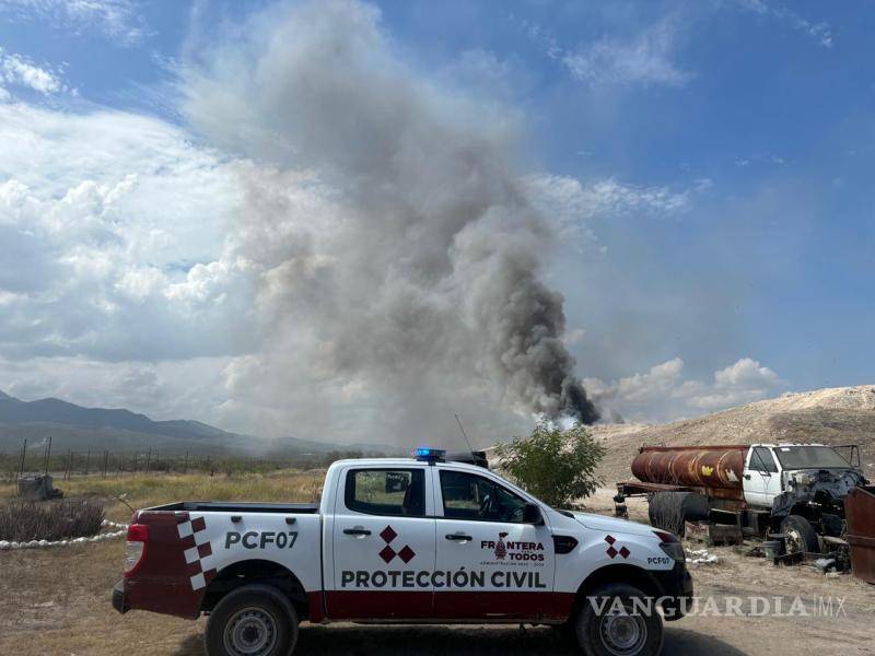 $!La columna de humo del basurero de Ciudad Frontera, se podía ver desde Castaños.