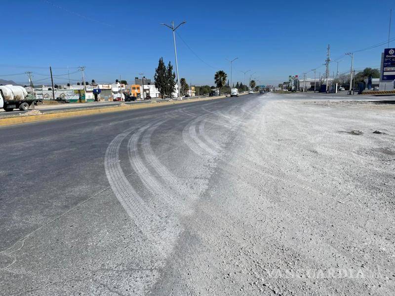 $!Camiones de carga dejan residuos sobre el pavimento en inmediaciones del bulevar Antonio Cárdenas.