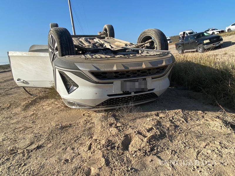 $!El automóvil compacto en color blanco terminó fuera de la carpeta asfáltica tras el percance, lo que movilizó a cuerpos de auxilio y autoridades federales.