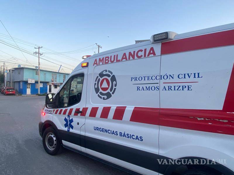 $!Paramédicos de Bomberos de Ramos Arizpe trasladaron en estado grave al lesionado hacia el Hospital Ixtlero, luego de detectar un traumatismo severo de cráneo durante la valoración realizada en el lugar.