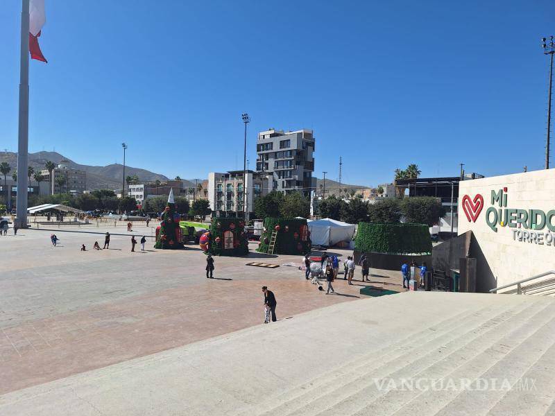 $!Será un pino navideño que supera los 10 metros de altura, el que domine la plaza.