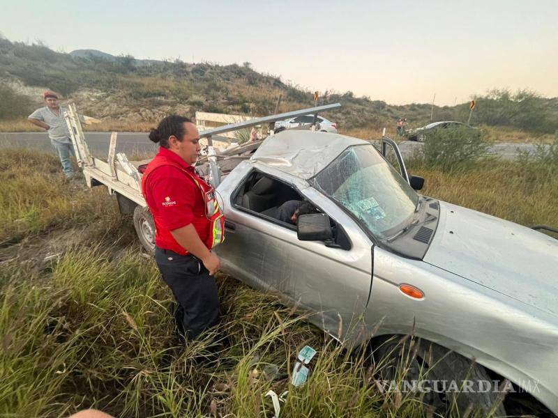 $!La caja de metal que transportaba la camioneta sufrió daños considerables y quedó esparcida en el terreno tras el volcamiento.