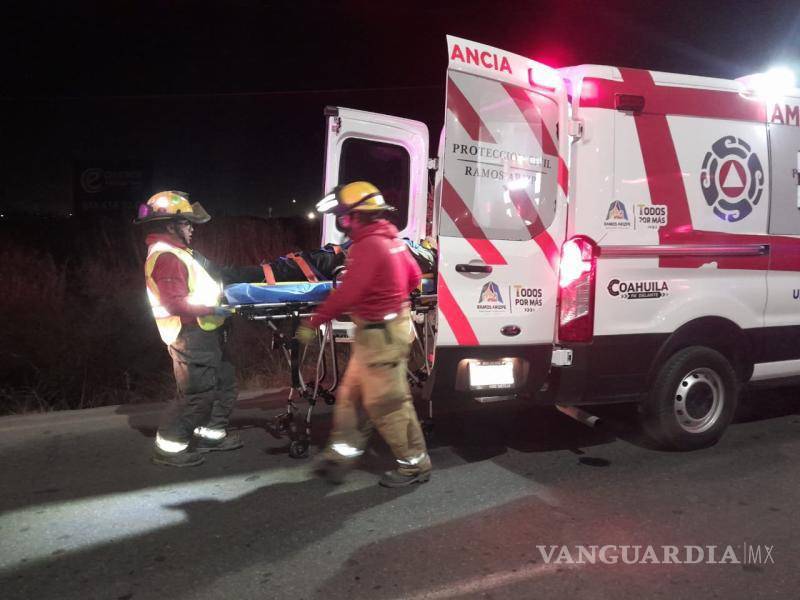 $!El conductor fue trasladado de urgencia al Hospital General de Saltillo, donde perdió la vida minutos después.