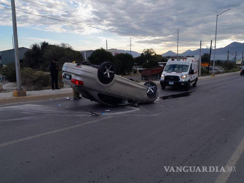 $!Elementos de Tránsito Municipal coordinaron el retiro del vehículo para restablecer el flujo vehicular.