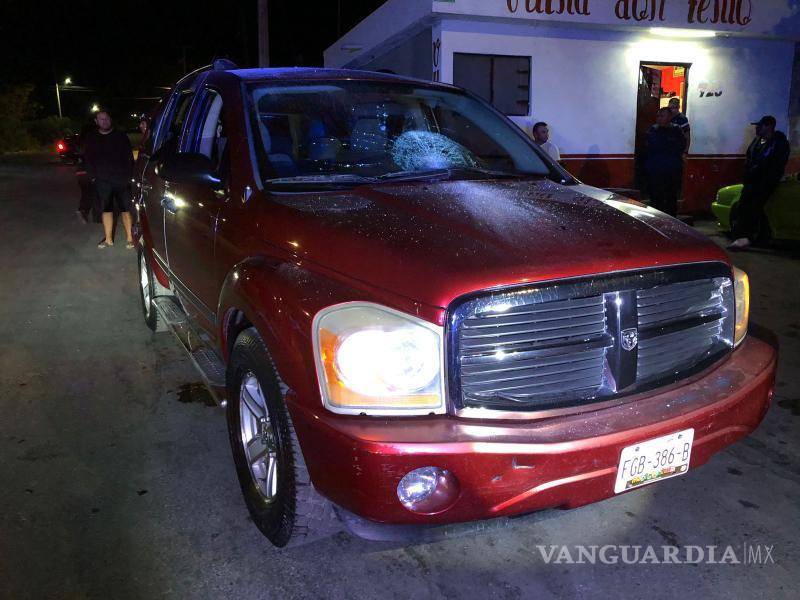 $!Los daños a la camioneta fueron provocados por los rijosos.
