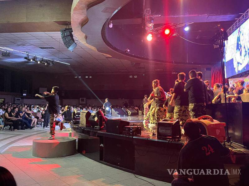 $!La maestra Alejandra Adame guió a los estudiantes en su interpretación musical durante el cierre del ciclo escolar.