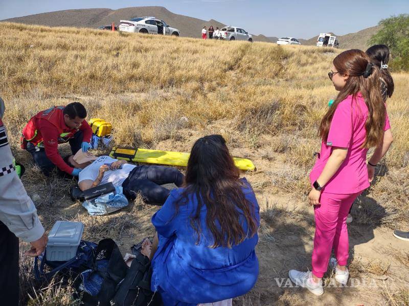 $!Las dos ocupantes del vehículo accidentado fueron trasladadas a un hospital de la ciudad para recibir atención médica tras el incidente en la carretera Monclova-Saltillo.