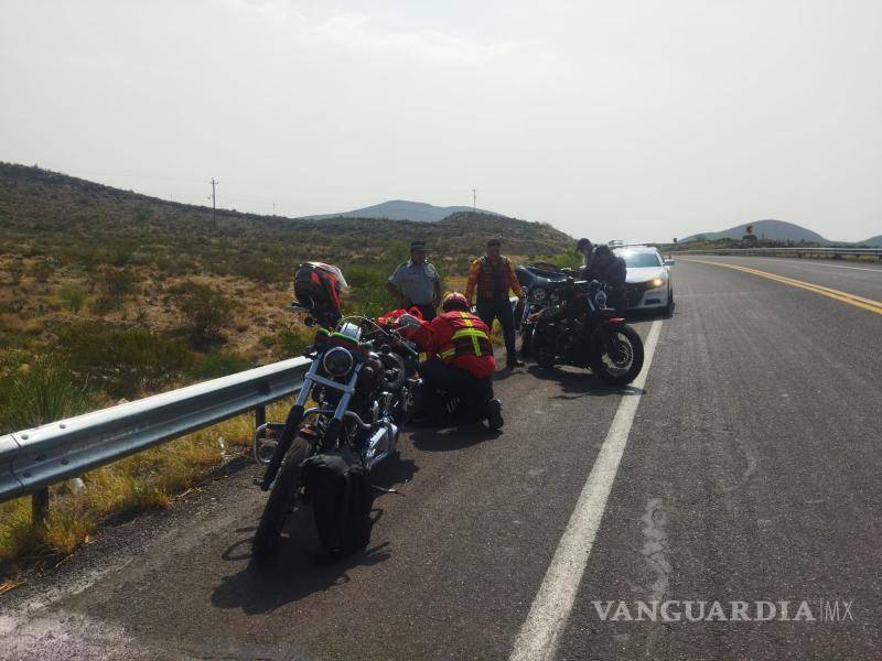 $!Motociclistas se detuvieron para auxiliar a Luis Fernando después del accidente en la carretera a Monclova.