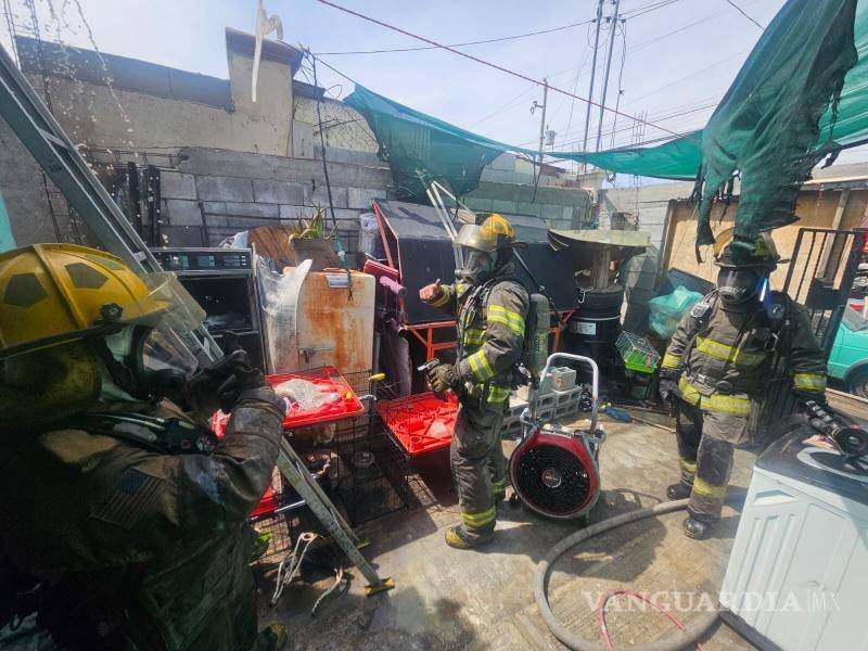 $!Vecinos de la colonia Saltillo 2000 alertaron a los cuerpos de emergencia tras percatarse del incendio, lo que permitió una rápida movilización de los bomberos hacia el domicilio ubicado en Casa de Cultura.