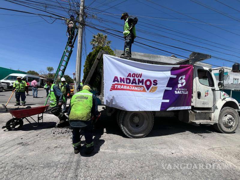 $!Brigadas de bacheo trabajan intensamente en la colonia Vista Hermosa, Saltillo, para mejorar la infraestructura vial de la ciudad.