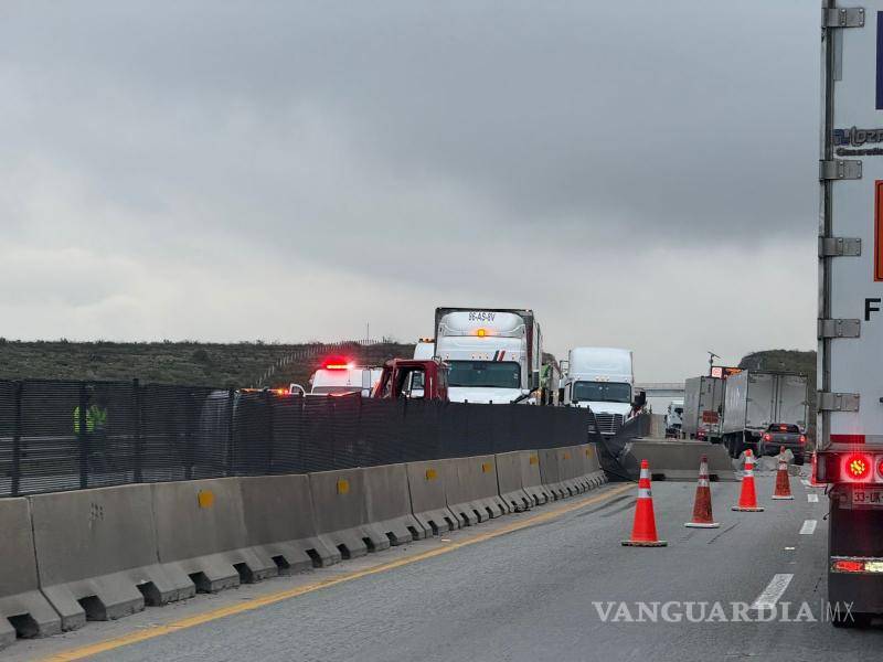$!Elementos de la unidad de rescate 637 aseguran el perímetro y trabajan sobre las unidades afectadas para prevenir un segundo percance o el derrame de sustancias peligrosas en la carpeta asfáltica de la autopista.