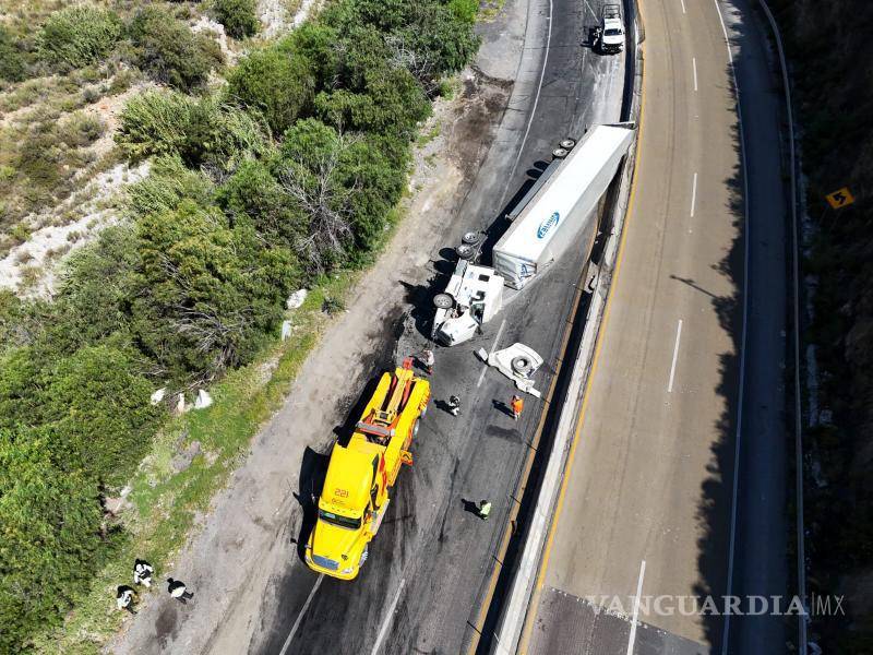 $!Camión de carga volcado en el kilómetro 232 de la carretera 57, con parte de la caja sobre la barrera de contención.