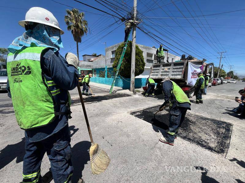 $!El alcalde Javier Díaz González supervisa las tareas de bacheo en la zona oriente de Saltillo, acompañado de autoridades locales.