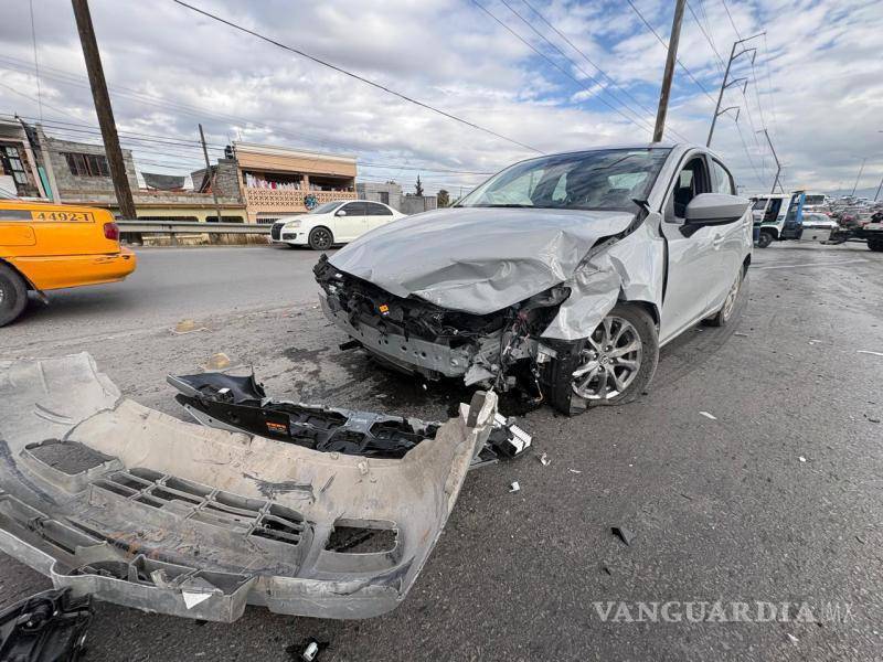 $!Una ballena de concreto fue desplazada tras un choque en el periférico Luis Echeverría Álvarez, generando daños a un segundo vehículo.