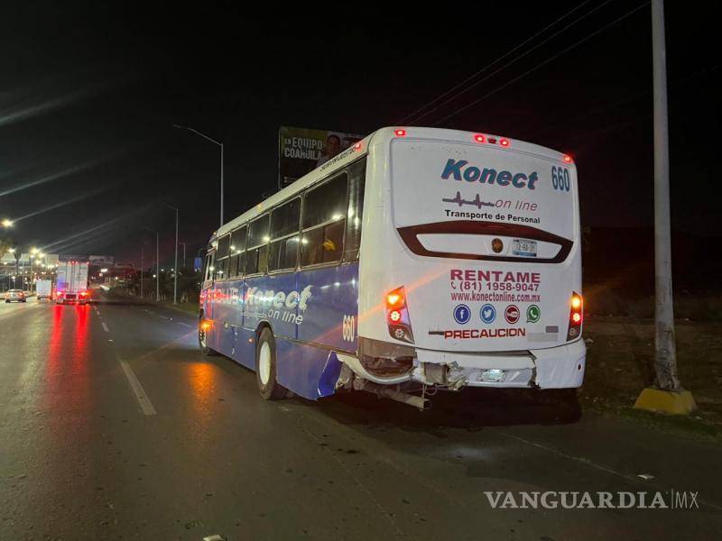 $!Las maniobras para retirar los vehículos involucrados provocaron reducción momentánea en la circulación con dirección a Ramos Arizpe, mientras personal de tránsito realizaba el abanderamiento correspondiente para prevenir riesgos adicionales.