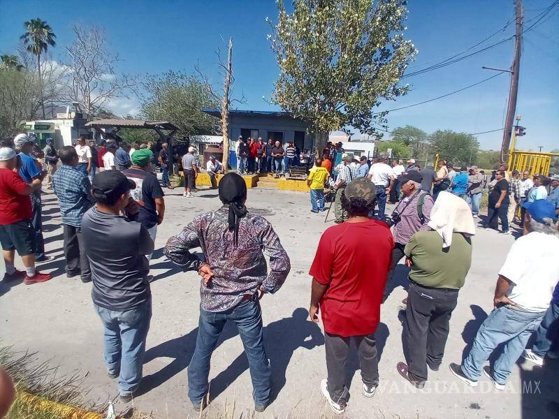 $!Los extrabajadores montaron un cerco humano para evitar el ingreso de autoridades judiciales o personal de recuperación de activos.