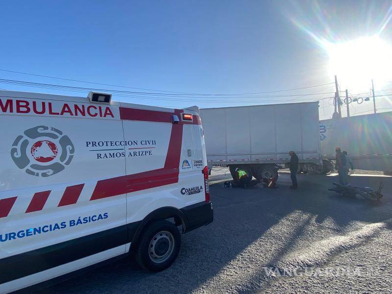 $!Paramédicos brindaron atención en el lugar y detectaron una posible fractura en la rótula derecha del afectado.