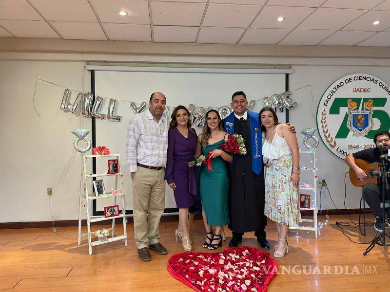 $!las fotografías del romántico momento fueron compartidas en su página de Facebook dando nuevamente su felicitación a la pareja y agradeciendo formar parte de ese momento crucial en sus vidas.