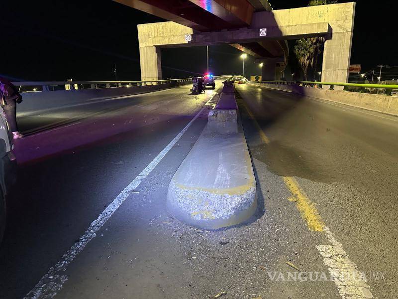 $!El acceso al puente en el distribuidor vial fue parcialmente cerrado mientras una grúa removía la camioneta accidentada