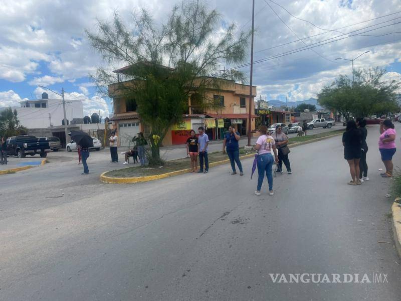 $!Vecinos bloquearon una rotonda de Saltillo 2000 para exigir agua tras dos semanas de desabasto.