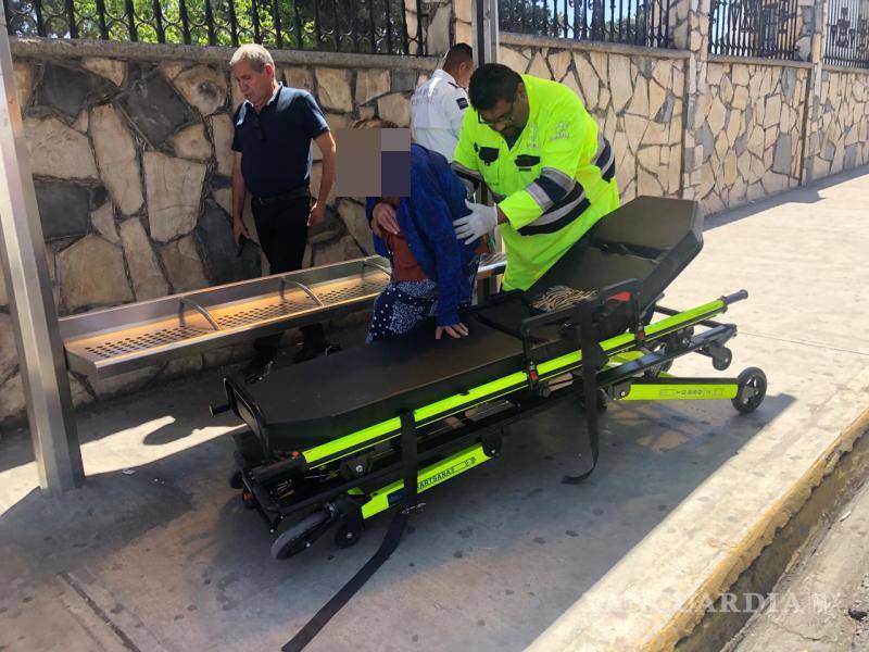 $!Personal de la Secretaría de Salud brindó atención a Herminia antes de trasladarla a un hospital para recibir tratamiento por los golpes sufridos en el accidente.