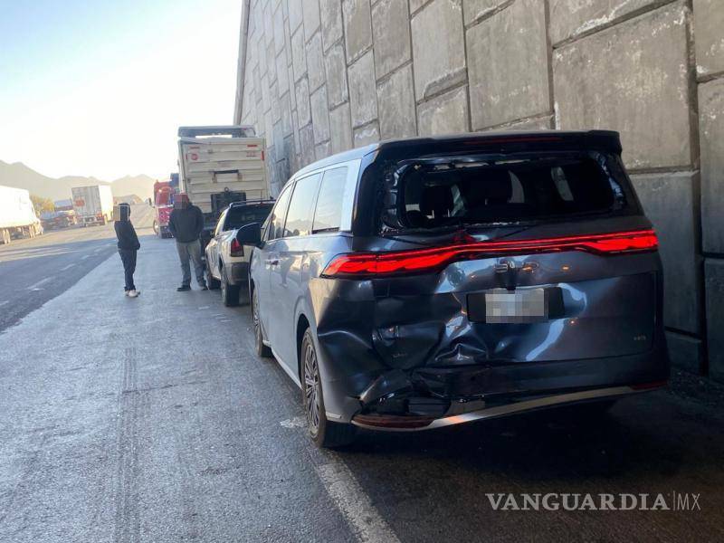$!Un segundo percance por alcance involucró a dos camionetas y otra unidad de carga en la misma zona.