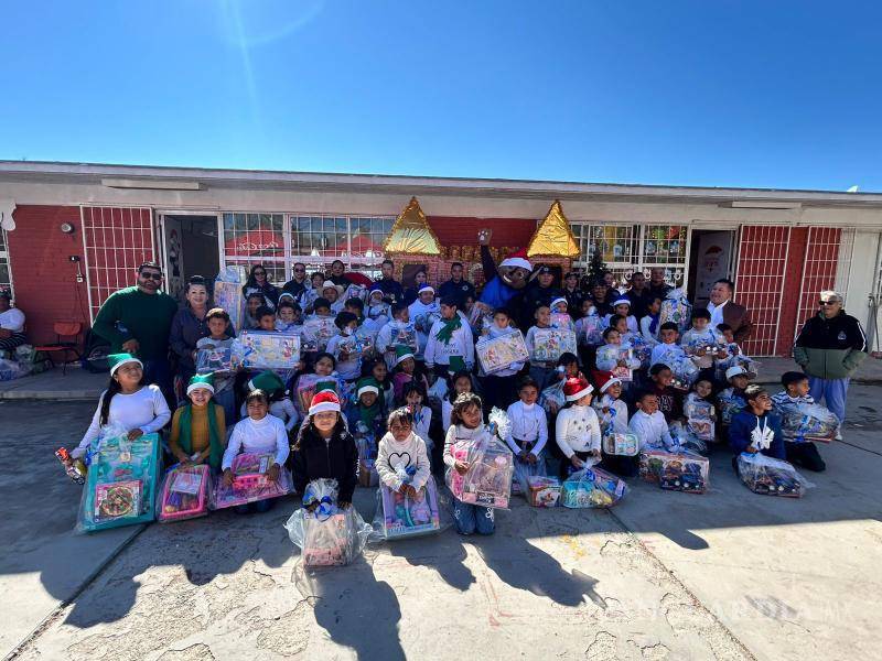 $!Policías municipales fortalecieron los lazos de confianza con niñas y niños del ejido Hipólito durante posada.