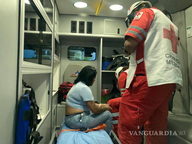 $!Paramédicos de la Cruz Roja llegaron al lugar del accidente en el bulevar Vicente Guerrero, para evaluar y brindar atención a los afectados.