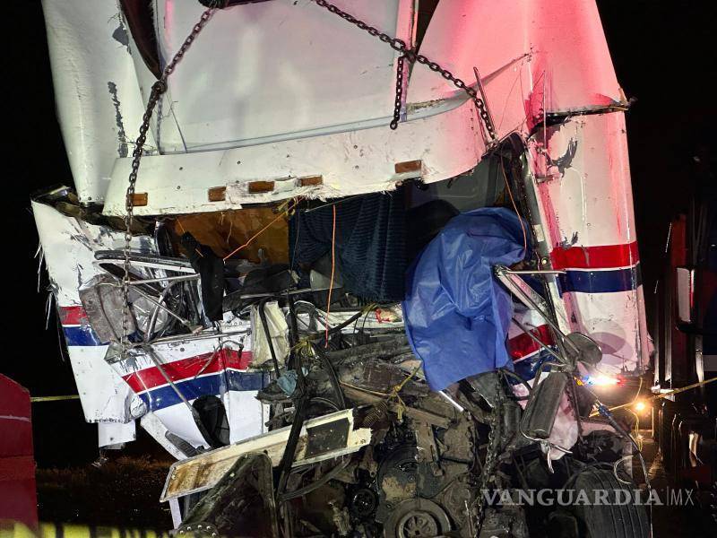 $!El cuerpo del hombre quedó prensado.