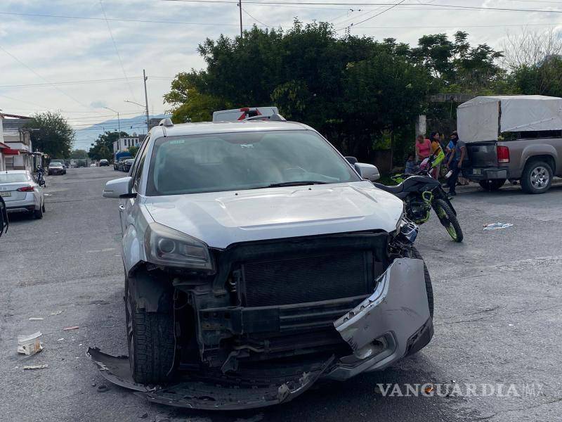 $!La motocicleta Itálika fue impactada por una camioneta GMC Acadia en el cruce de las calles Tomás de Aquino y Tomás de Albis, dejando a dos personas lesionadas.