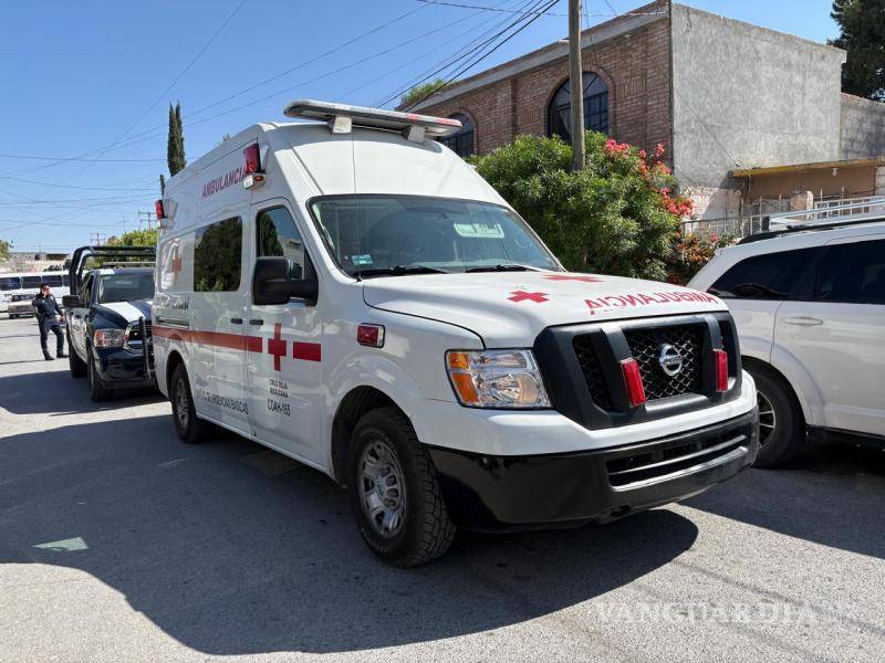 $!Paramédicos de la Cruz Roja brindaron atención prehospitalaria al lesionado tras sufrir heridas en una de sus extremidades al romper el cristal de una vivienda ubicada sobre la calle Olga Moreno.