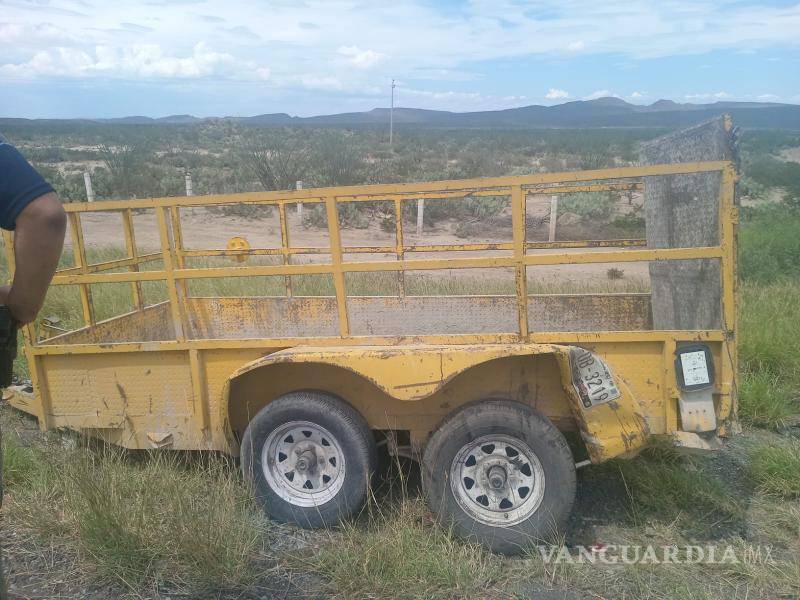 $!La camioneta Silverado, que remolcaba un tráiler amarillo, era tripulada por siete trabajadores; uno de ellos resultó herido.
