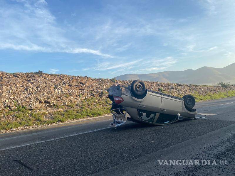 $!Empleados de un negocio cercano y otros testigos ayudaron al conductor del Tiida tras el accidente.