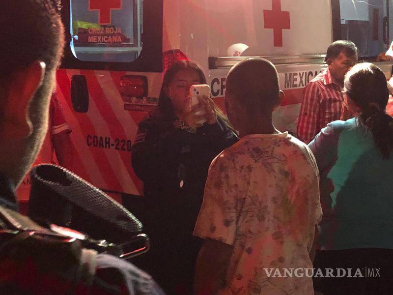 $!Paramédicos de la Cruz Roja se dirigieron al lugar para evaluar las lesiones del presunto ladrón, pero él se negó a ser trasladado a un hospital.