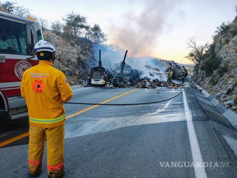 $!Choque e incendio de tráileres deja una persona con quemaduras en el 98% de su cuerpo, en NL