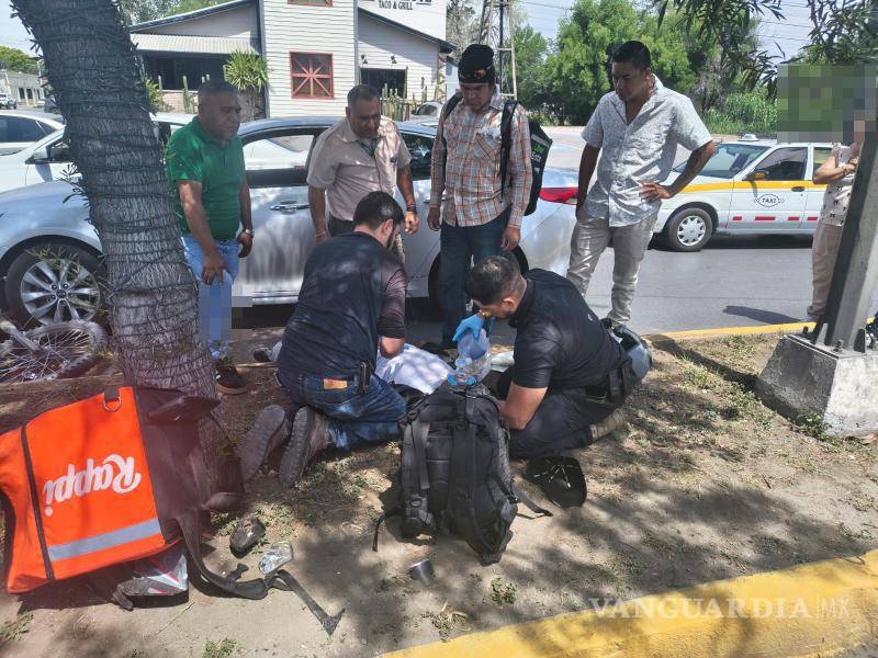 $!Paramédicos y personas con conocimientos en urgencias médicas auxiliaron al joven motociclista tras el fuerte impacto registrado sobre uno de los principales bulevares de Saltillo.