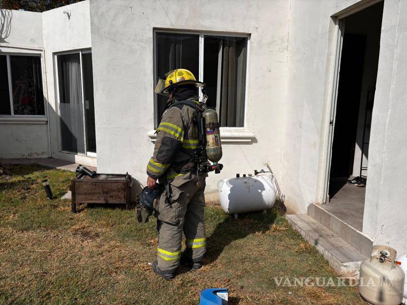 $!La rápida acción de los bomberos evitó mayores incidentes en el fraccionamiento.